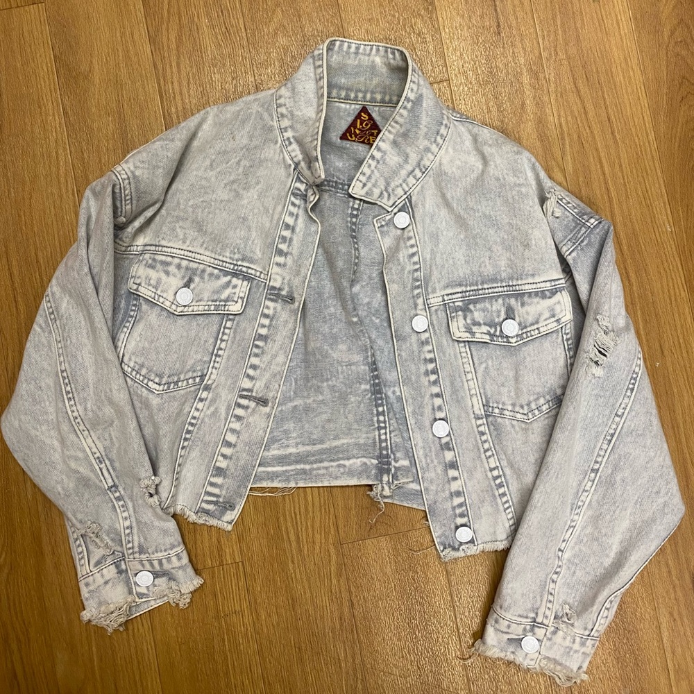 Signiature8 light wash cropped denim jacket